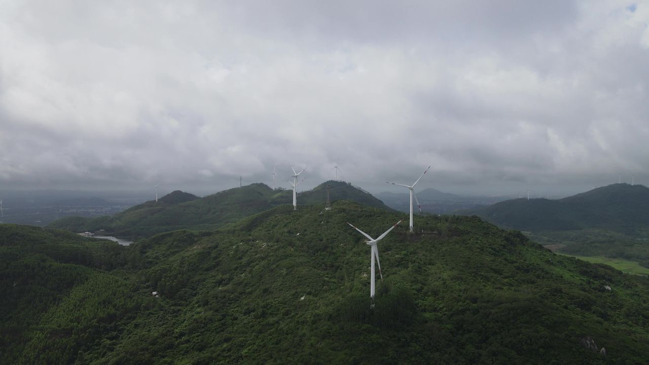 山上的发电风车航拍 3