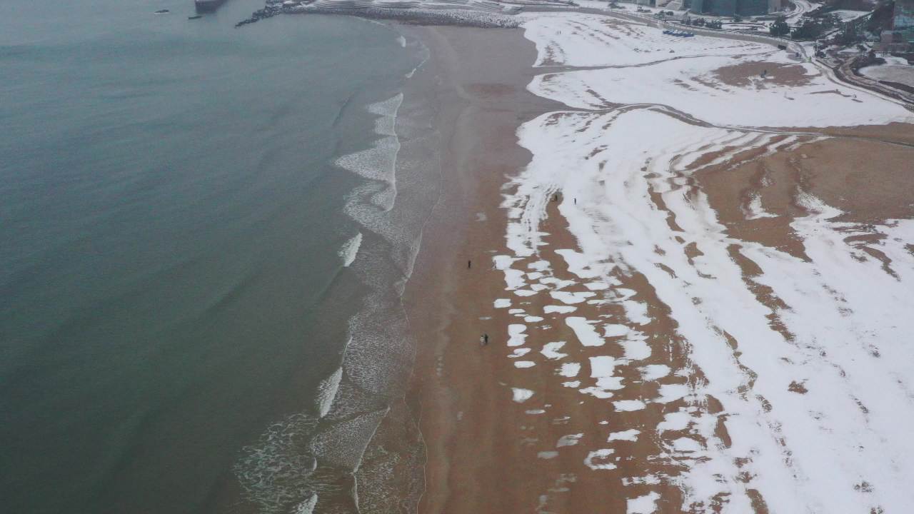 青岛石老人浴场海边雪景航拍 11