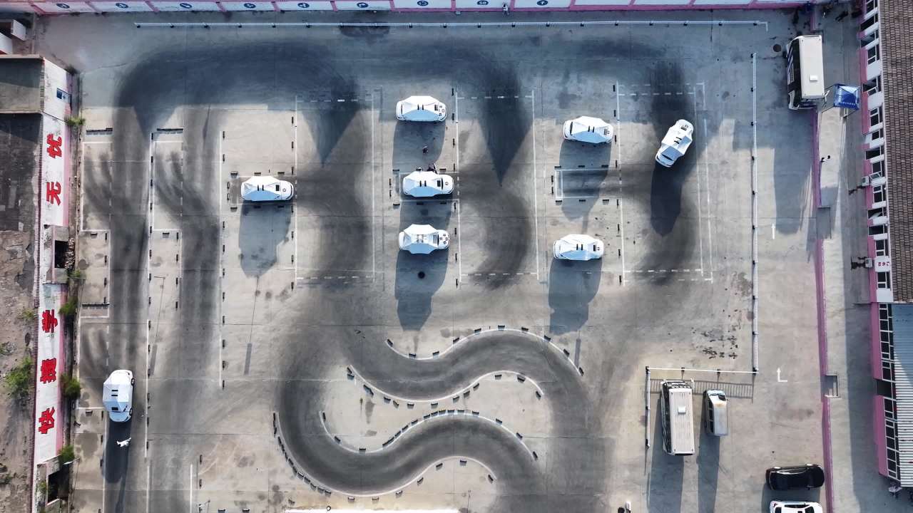 俯瞰驾校科目二训练场学员训练