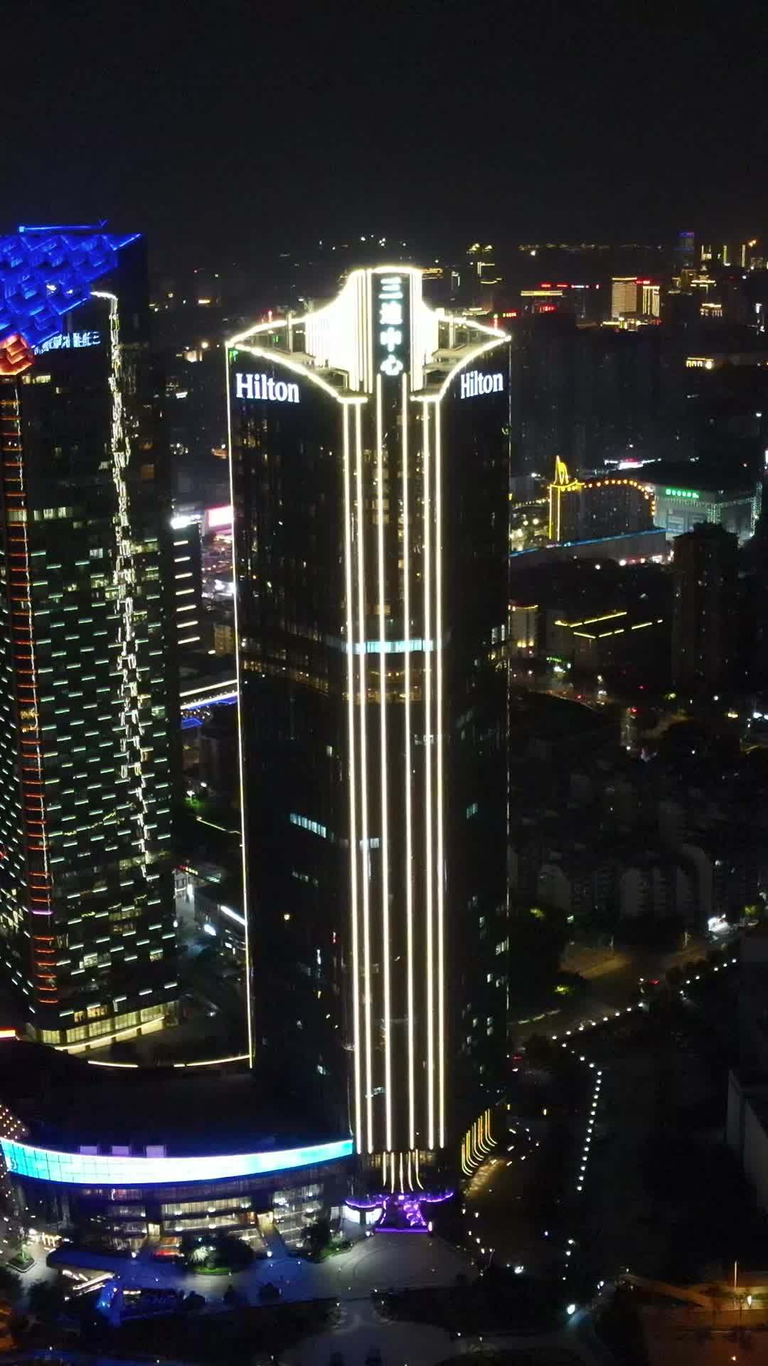 璀璨夜幕下的希尔顿酒店