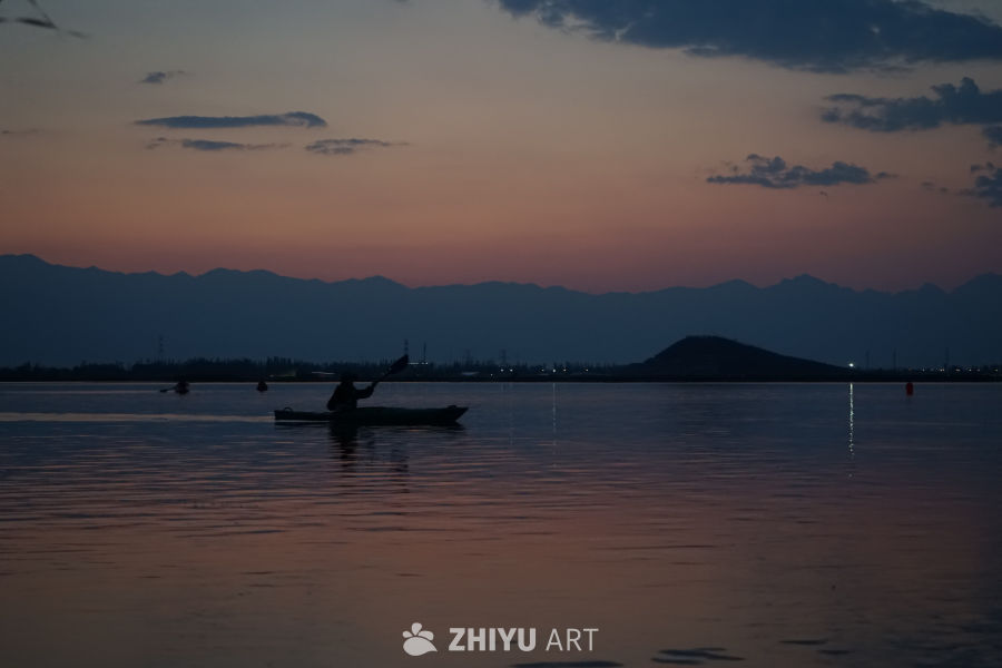 日落湖畔的宁静时光