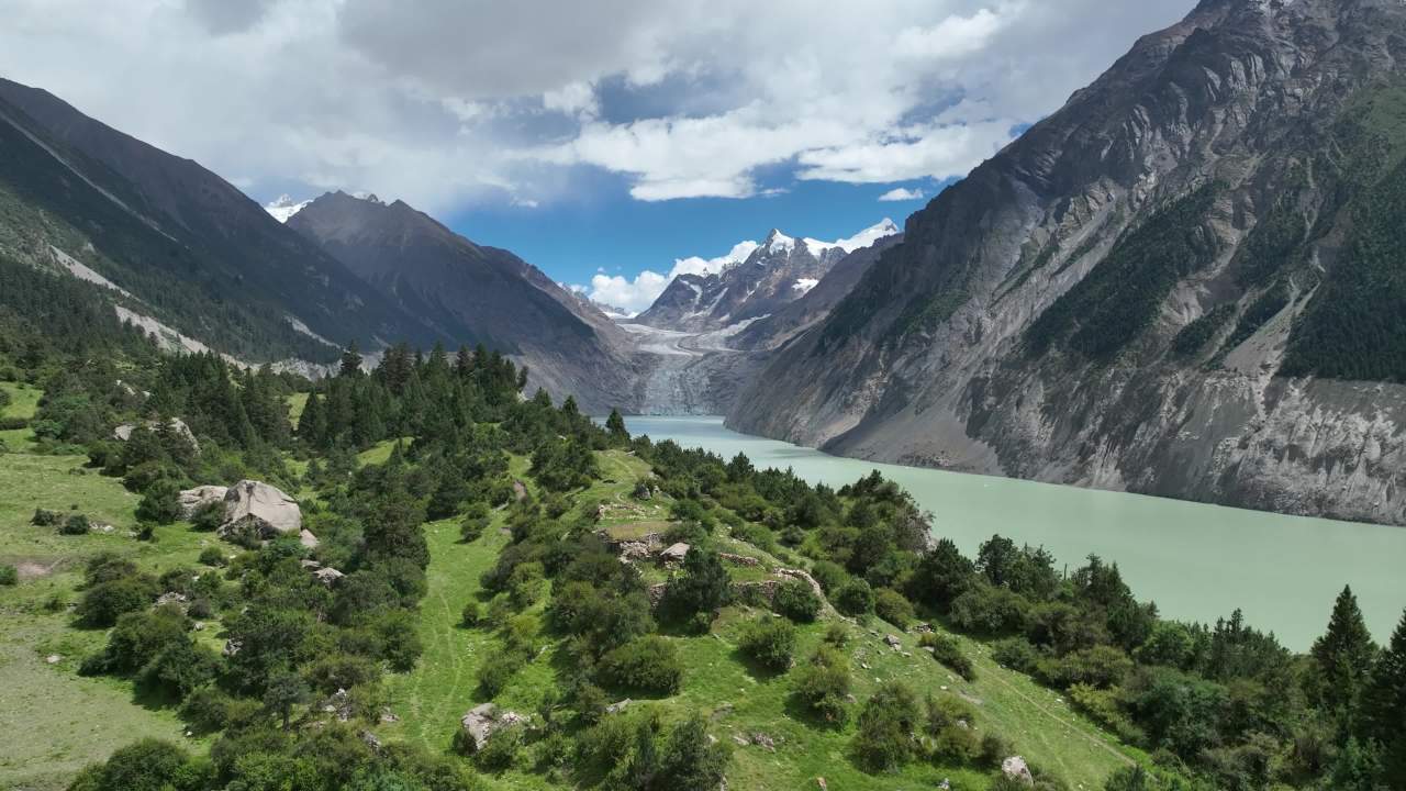 高山湖泊与峡谷壮丽航拍景观