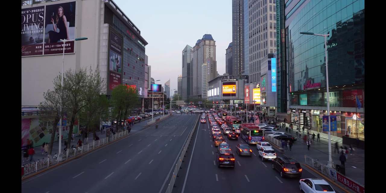 城市夜景：车流穿梭的繁华街道