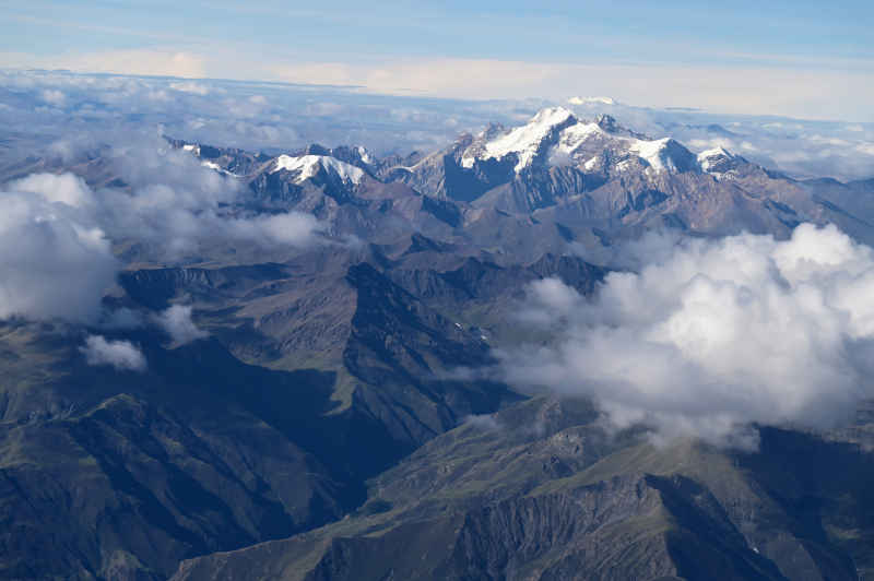 高空看西藏连绵山脉和雪山峰顶