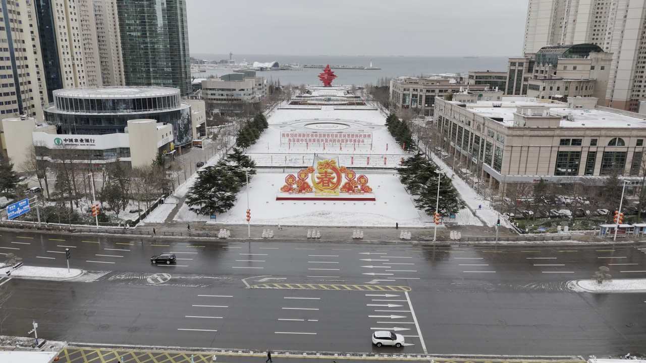 青岛五四广场情人坝海边城市雪景航拍 8