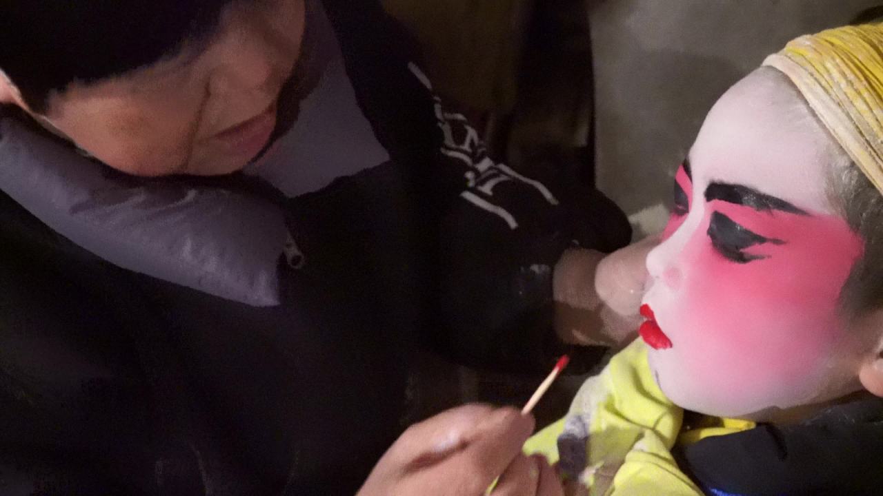 戏曲妆容的细致描绘