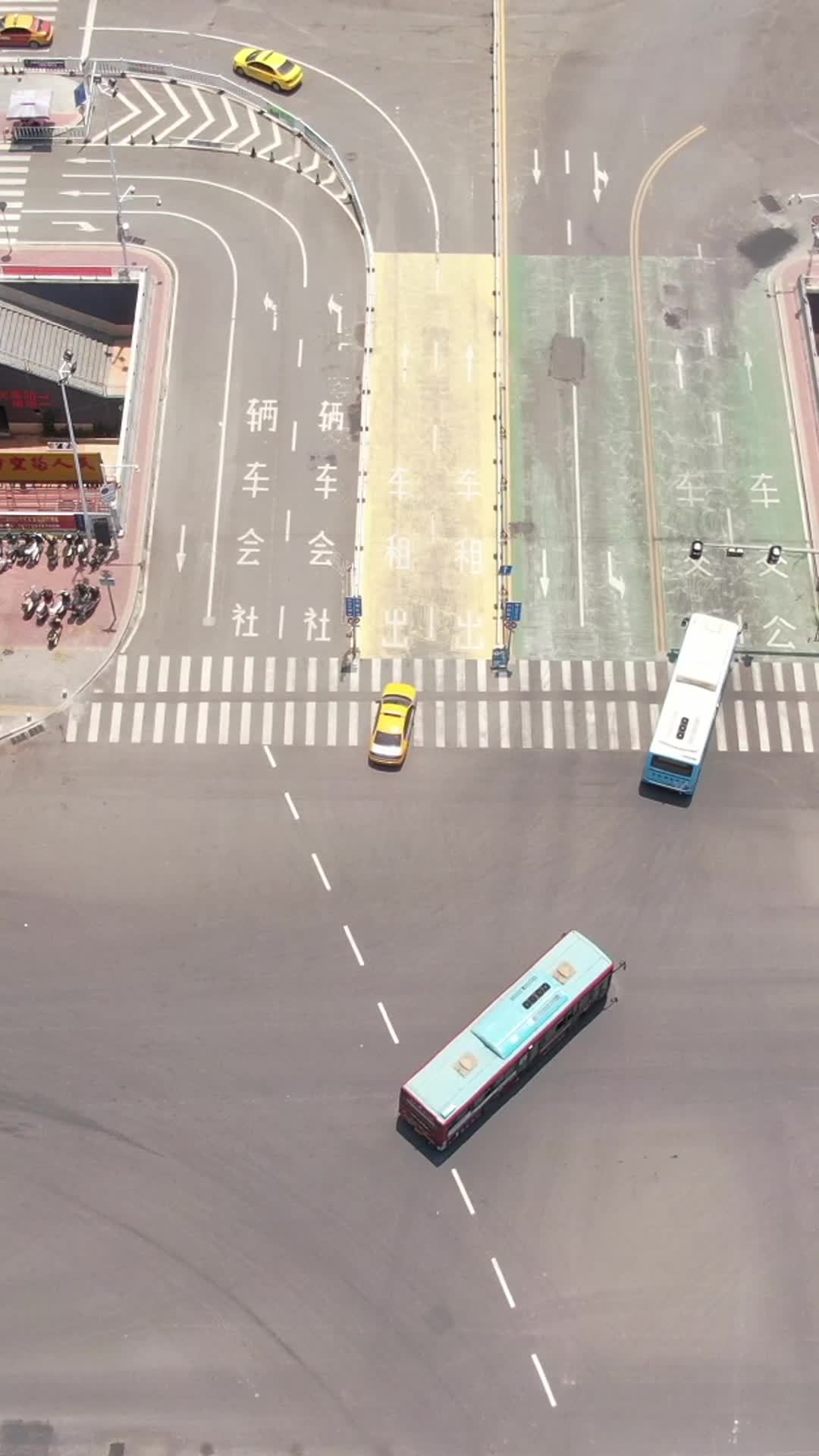 城市十字路口的繁忙景象