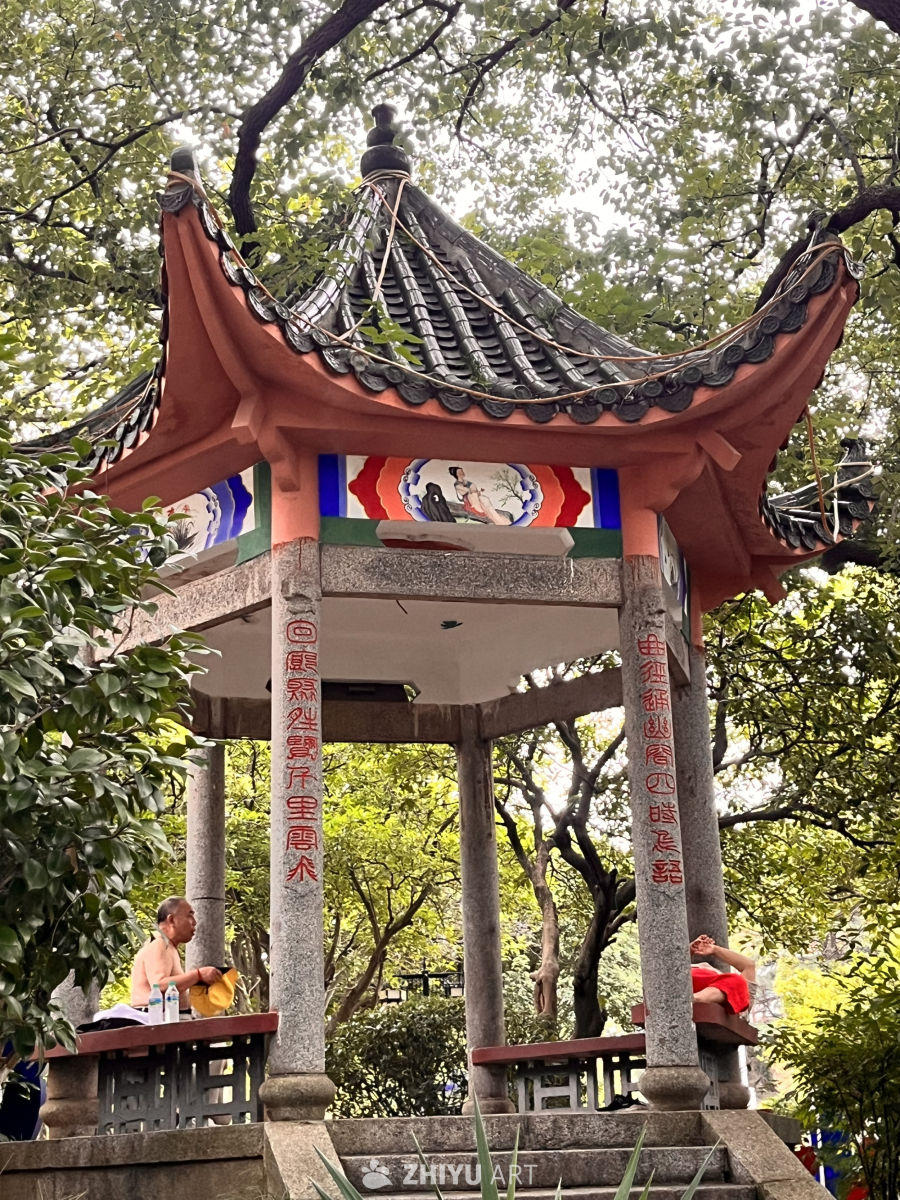 古亭下的悠闲时光