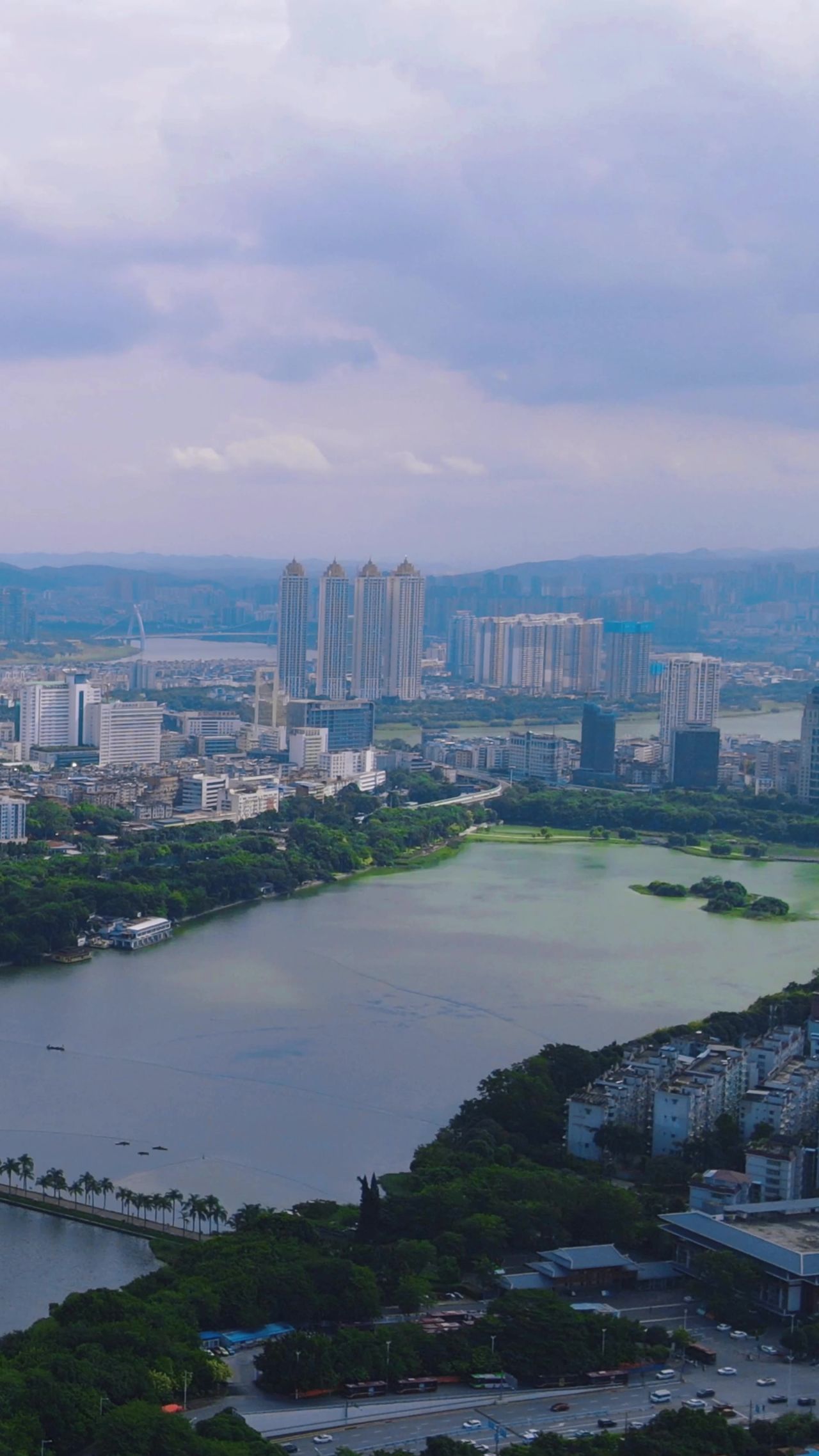 4K航拍广西南宁南湖城市风景蓝天白云天际线
