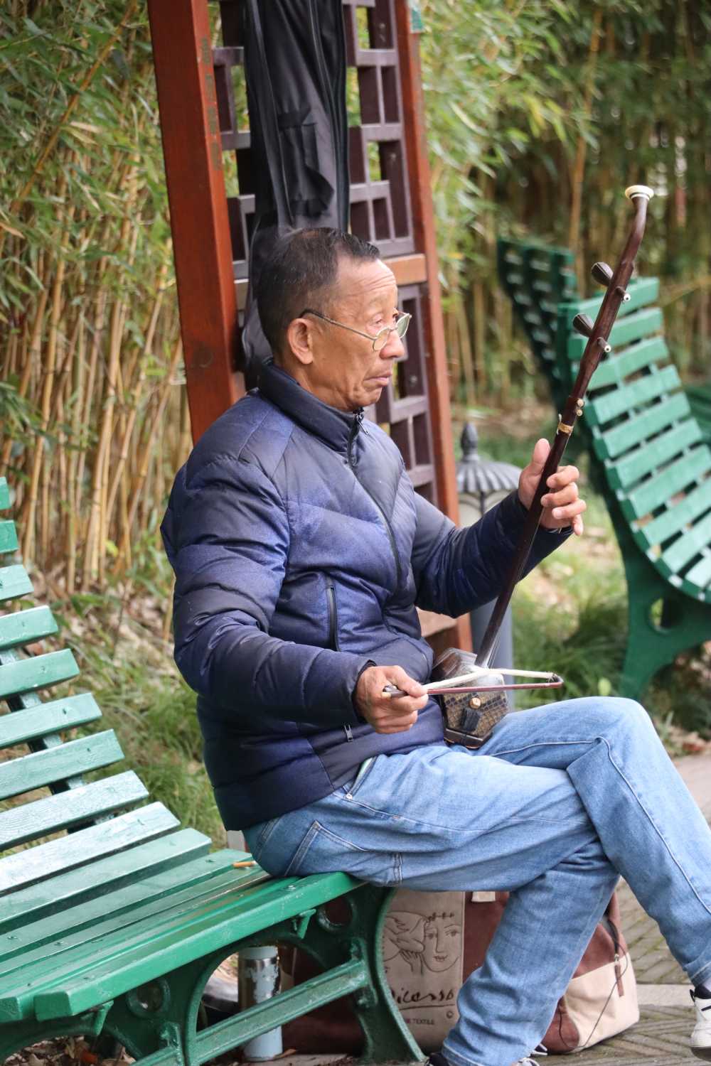 莘庄公园内，演奏二胡的老艺术家
