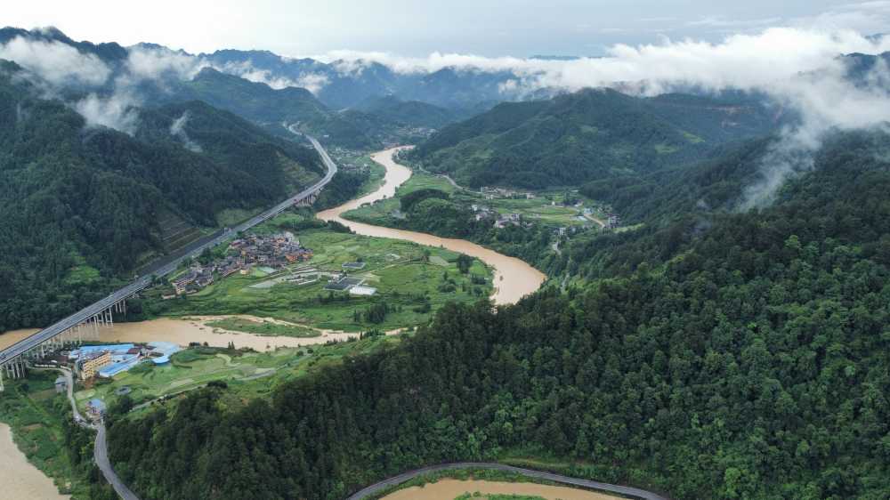 暴雨后的大山