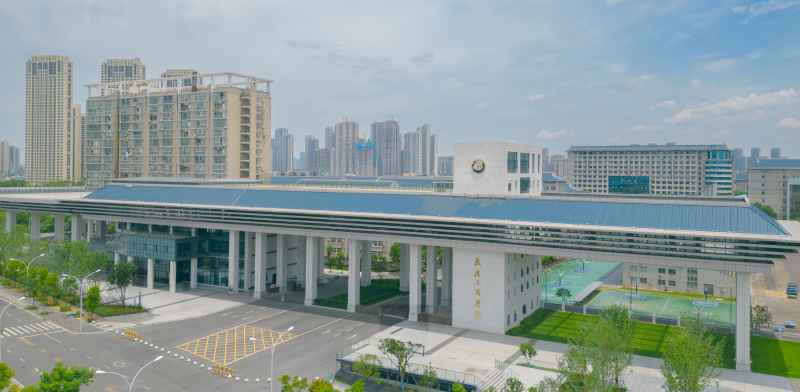武汉工商学院学校门口