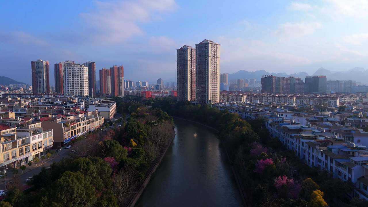 城市河畔的宁静时光