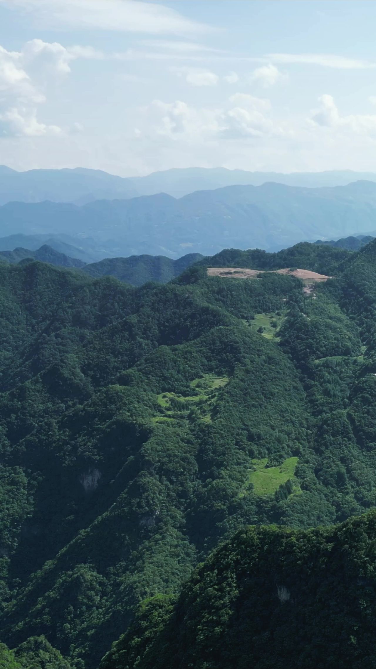  航拍祖国雄伟山川高楼风貌 
