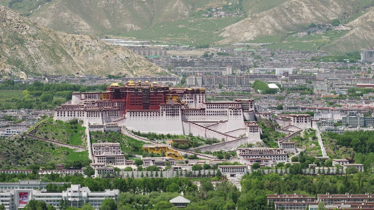 西藏拉萨布达拉宫城市建筑风光