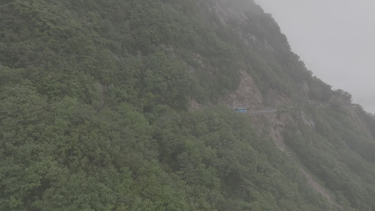 山间云雾缭绕
