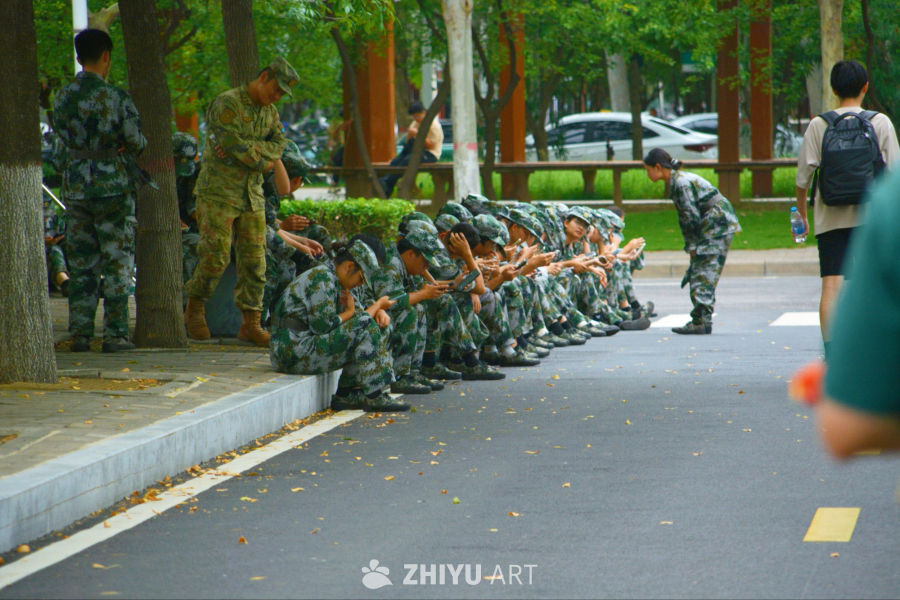 军训间隙：队伍休息看手机