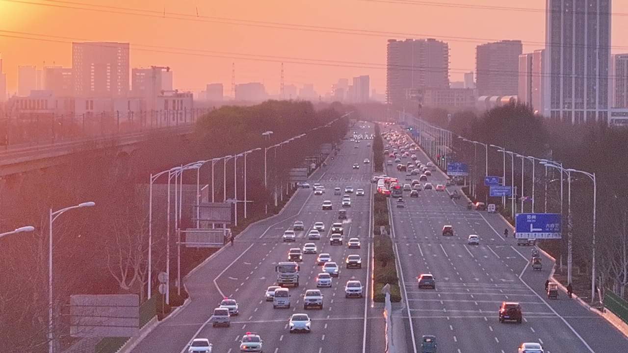夕阳下的繁忙都市