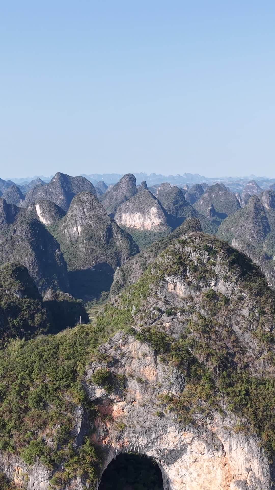 喀斯特山峰与洞穴