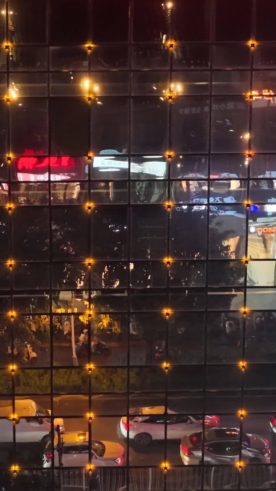 竖版航拍贵州正阳路步行街夜景人流 (1)