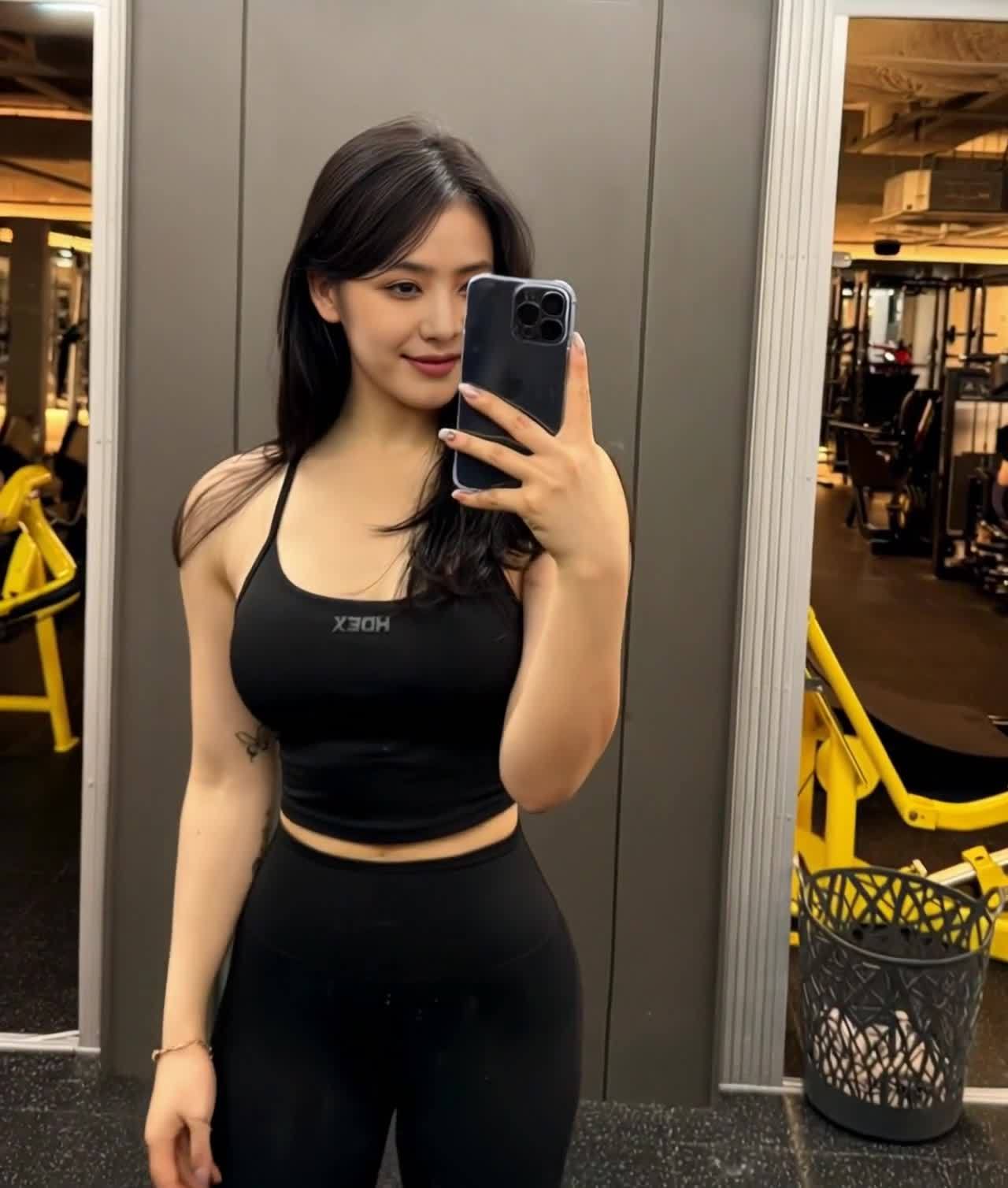 健身房自拍：黑衣运动美女笑容展现完美曲线