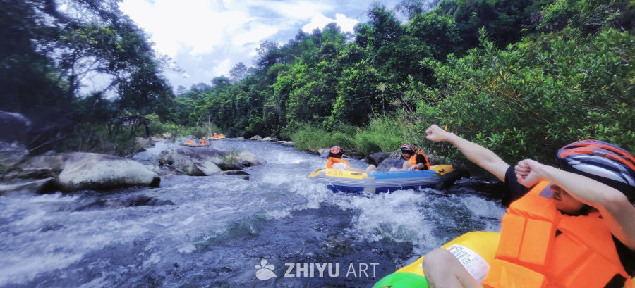激流勇进：丛林漂流之旅