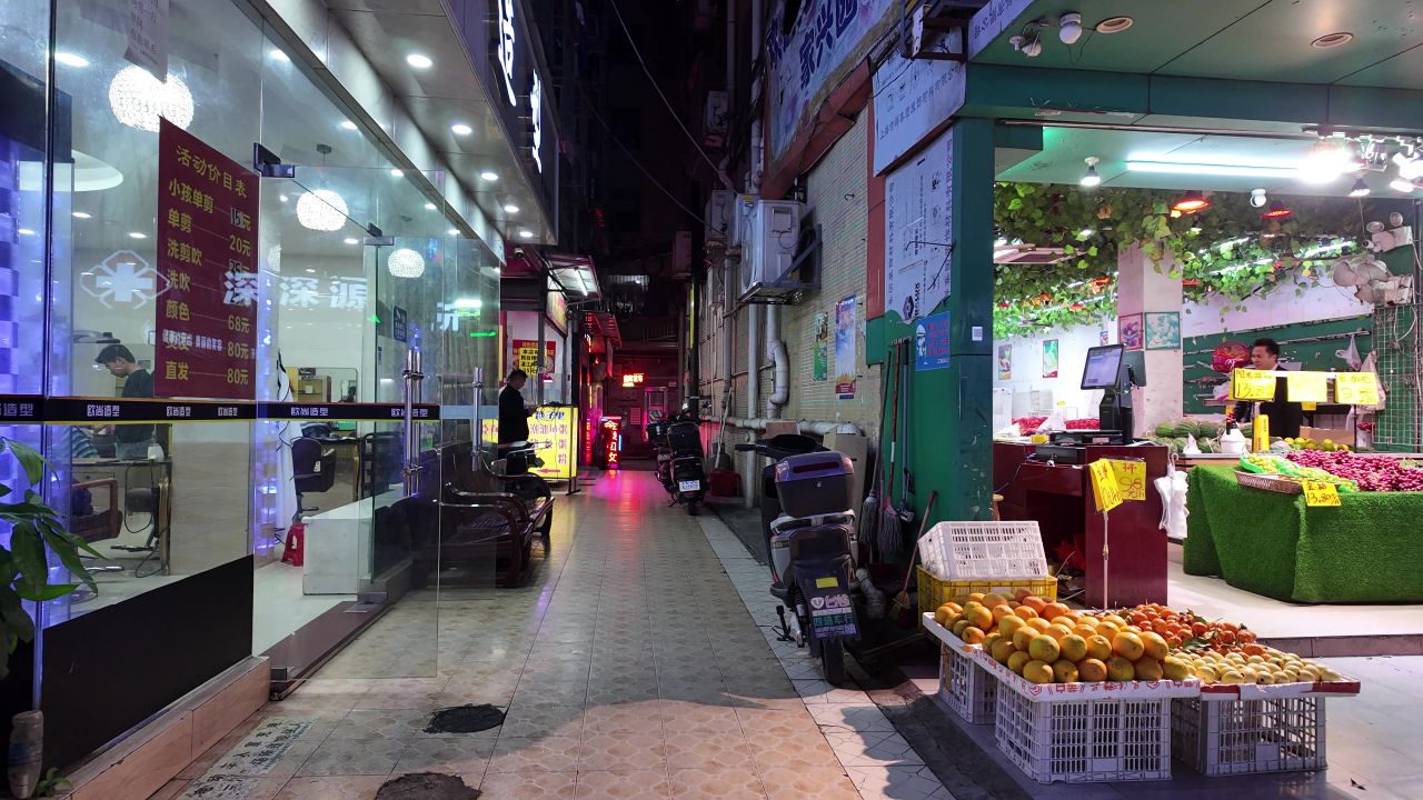 城中村的街景 12