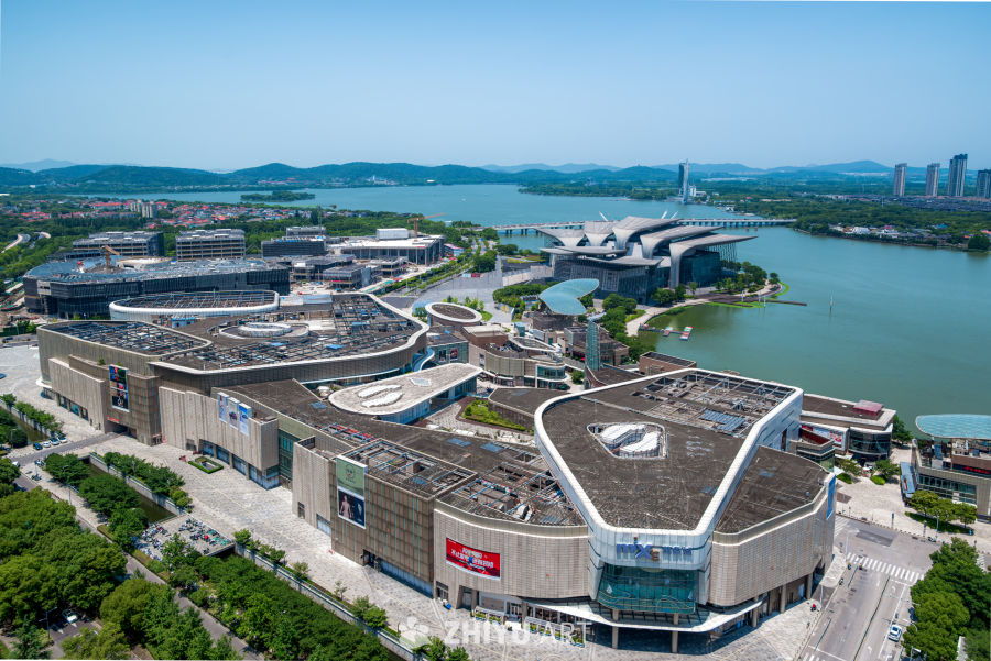 湖畔现代购物中心全景