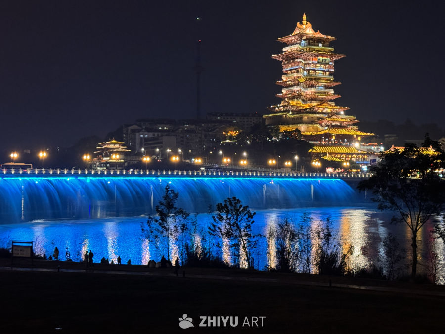 夜幕下的古塔与喷泉