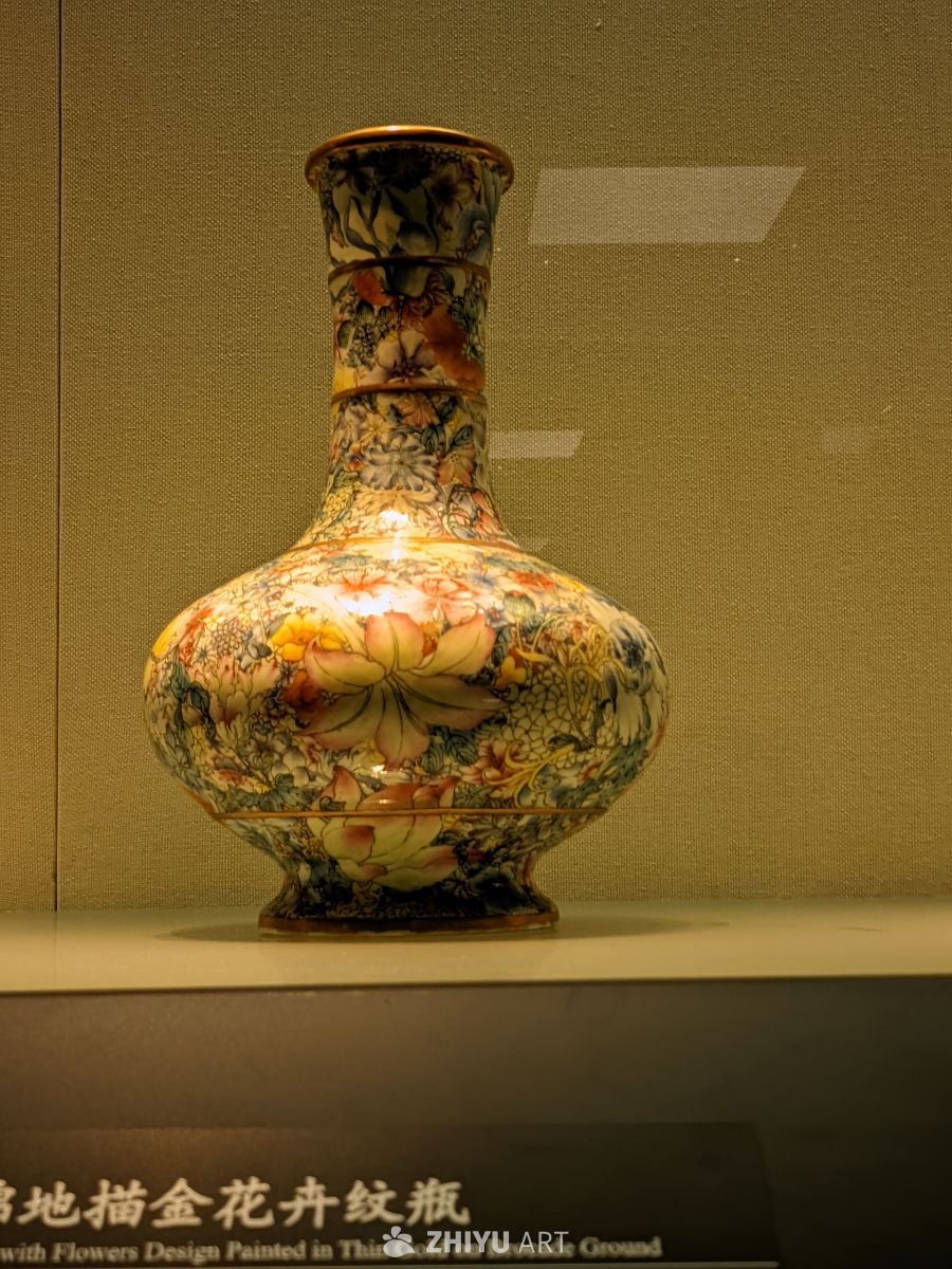 金色描金花卉纹花瓶