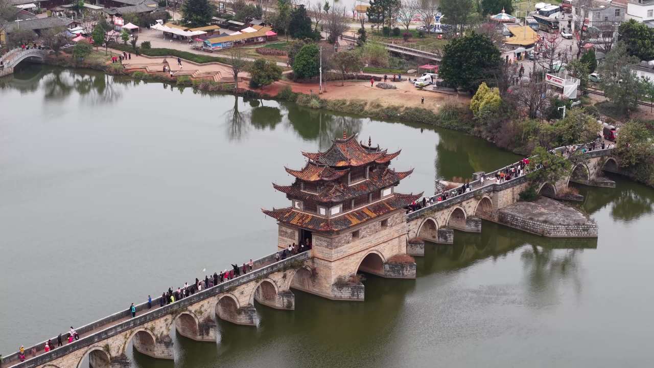 古桥上的宁静时光