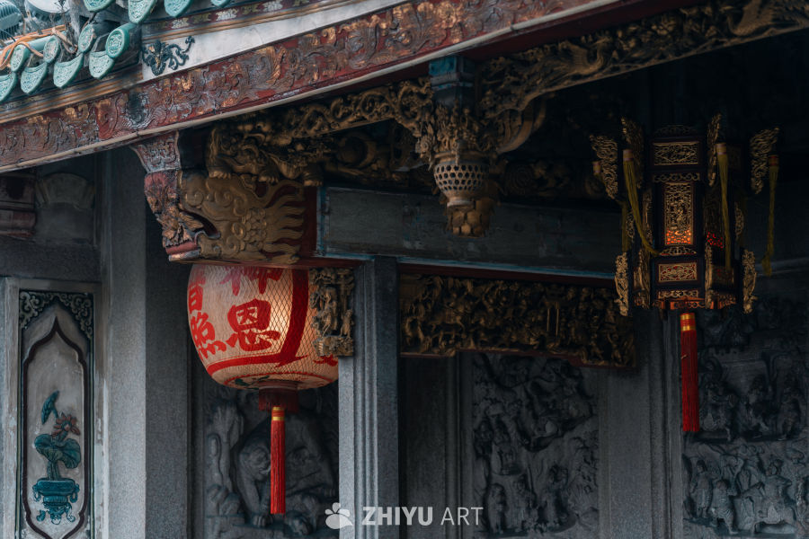 古寺雕梁红灯笼