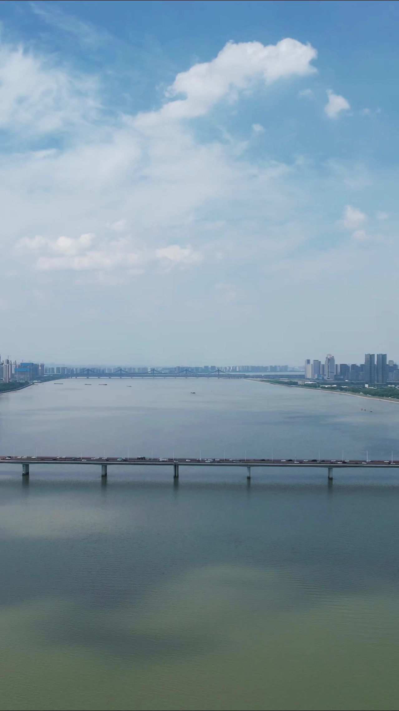 浙江杭州钱塘江风光竖屏航拍 
