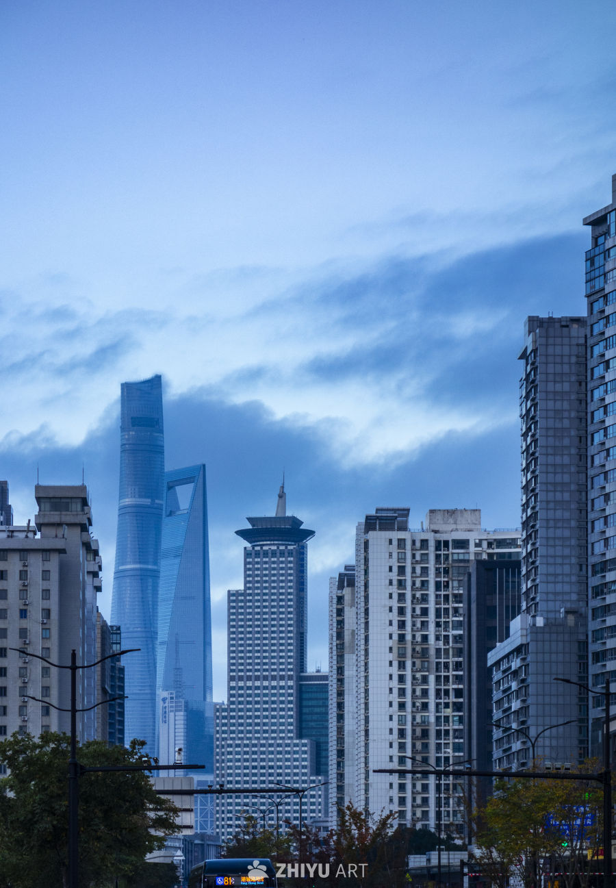 上海天际线：现代都市的剪影