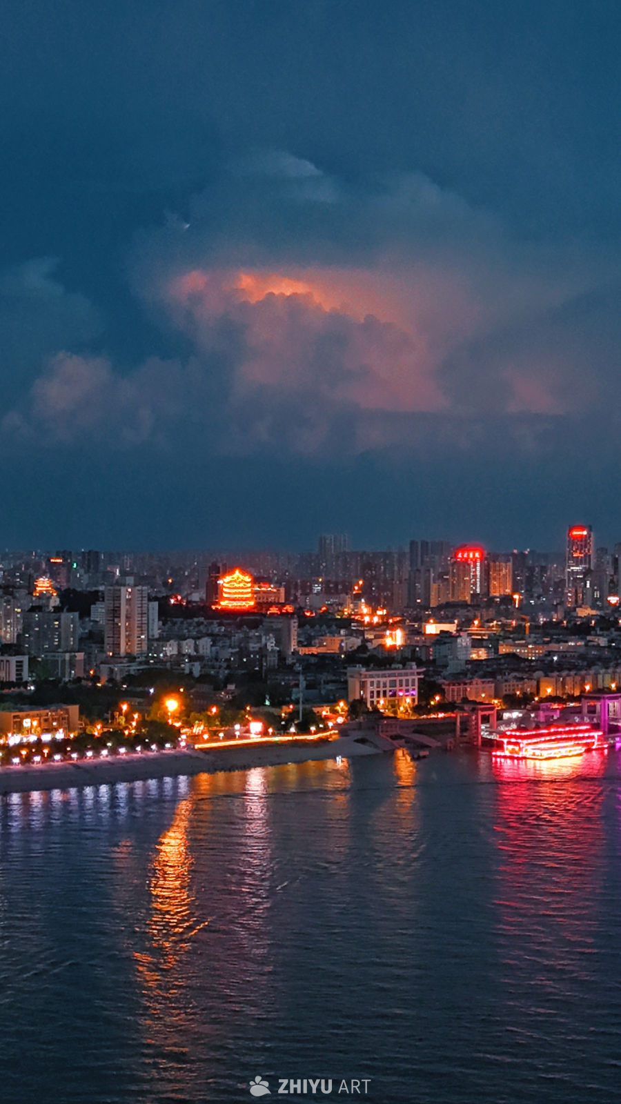 武汉长江两岸城市天际线