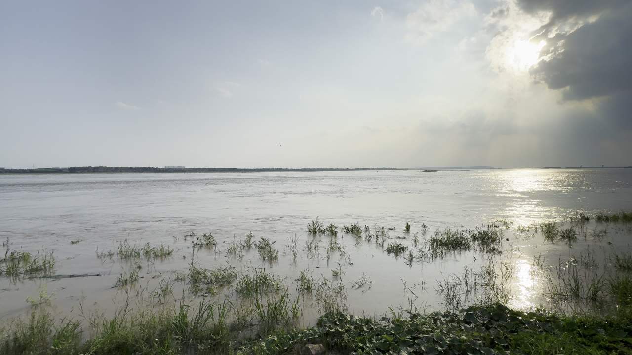 夕阳下的湖畔静谧