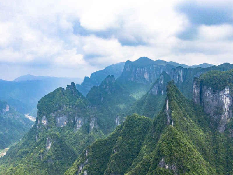 祖国壮丽山河湖南张家界奇山