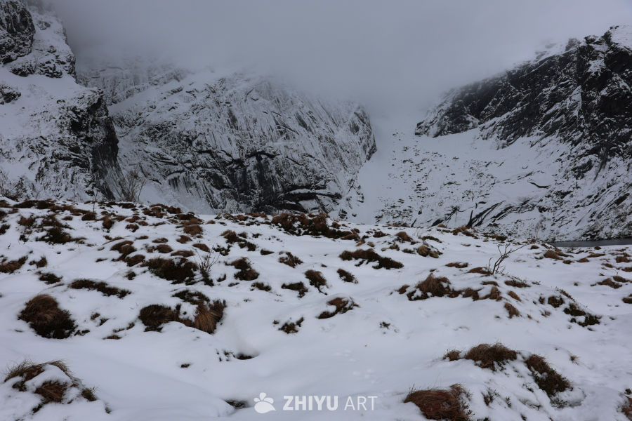 雪覆山峦的宁静之美