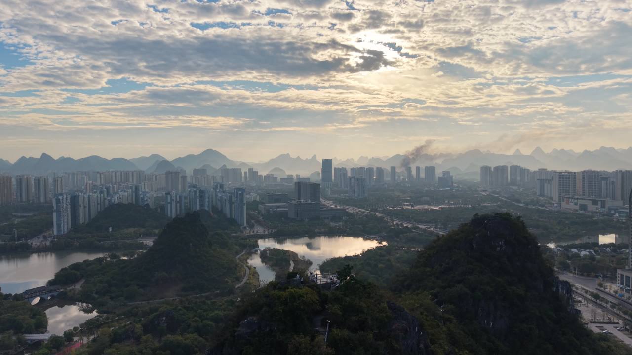城市清晨的日出朝霞中苏醒山水与建筑共绘仙境天际线丨桂林临桂 3