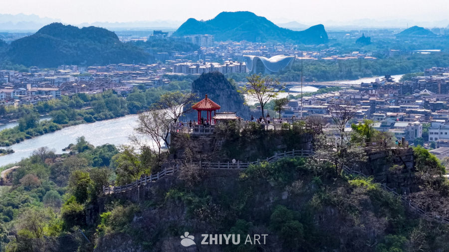 山城河畔的亭阁