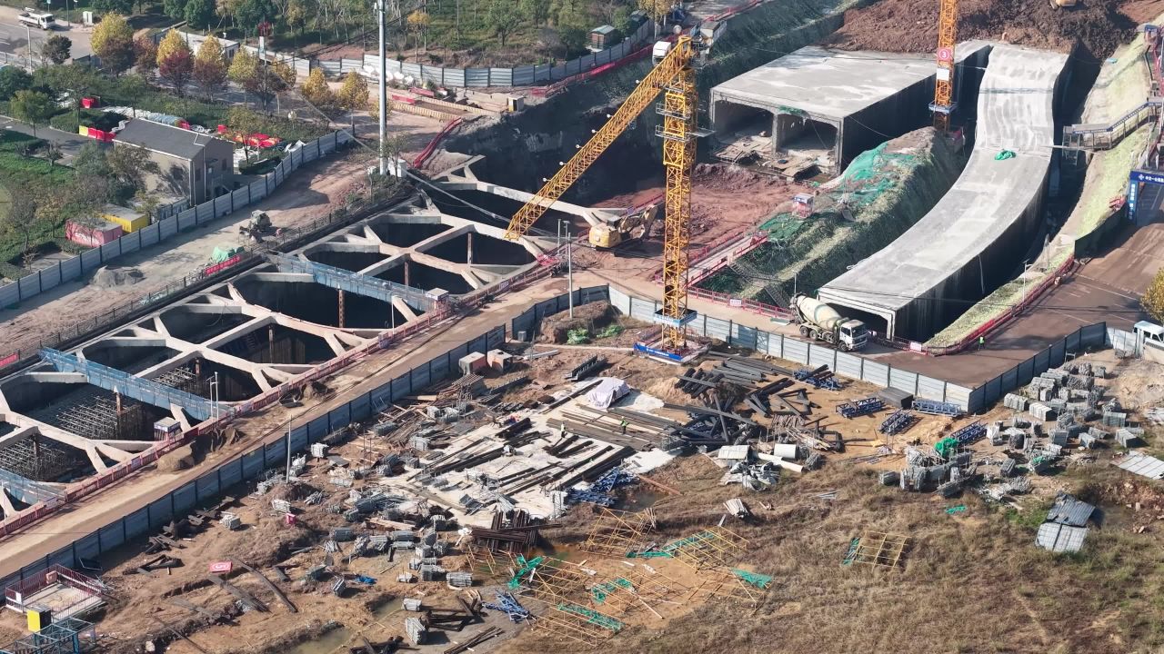 繁忙的建设工地