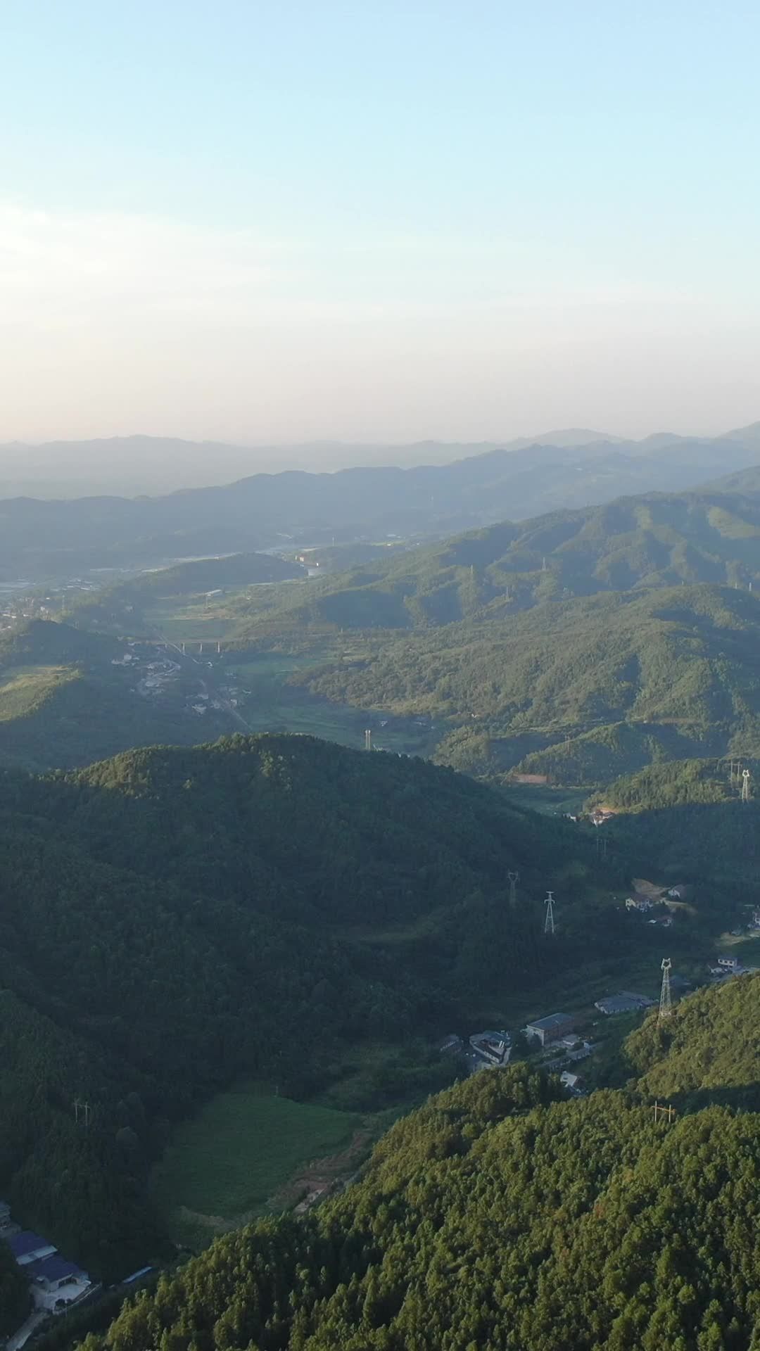 晨曦中的山间村落