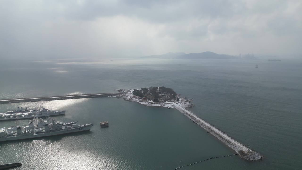 青岛市南海边老城区小青岛公园冬天雪景航拍 2