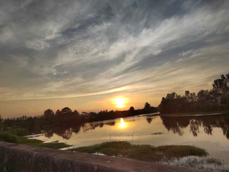 夏日的夕阳晚霞天空