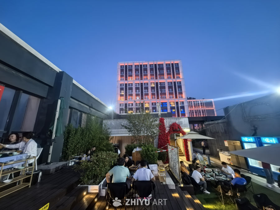 都市夜景下的户外晚餐