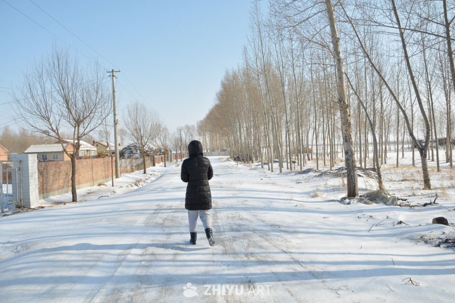 雪地上玩雪的女人