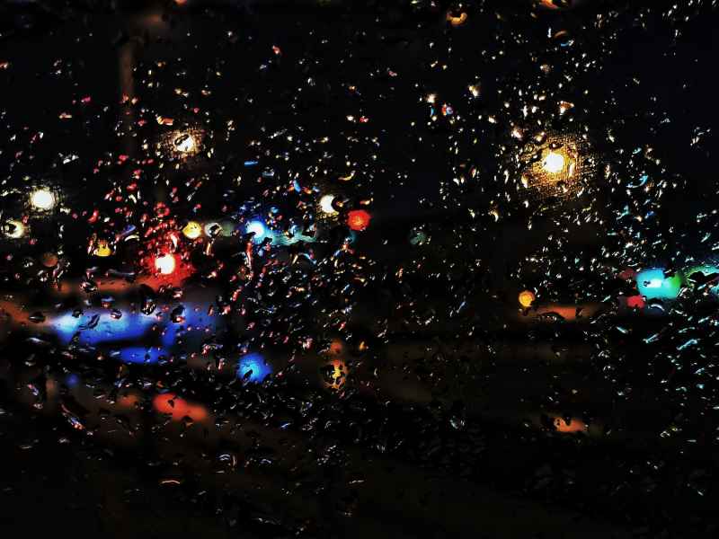 雨夜车窗玻璃外的霓虹