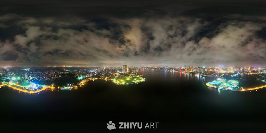 夜幕下的湖畔城市