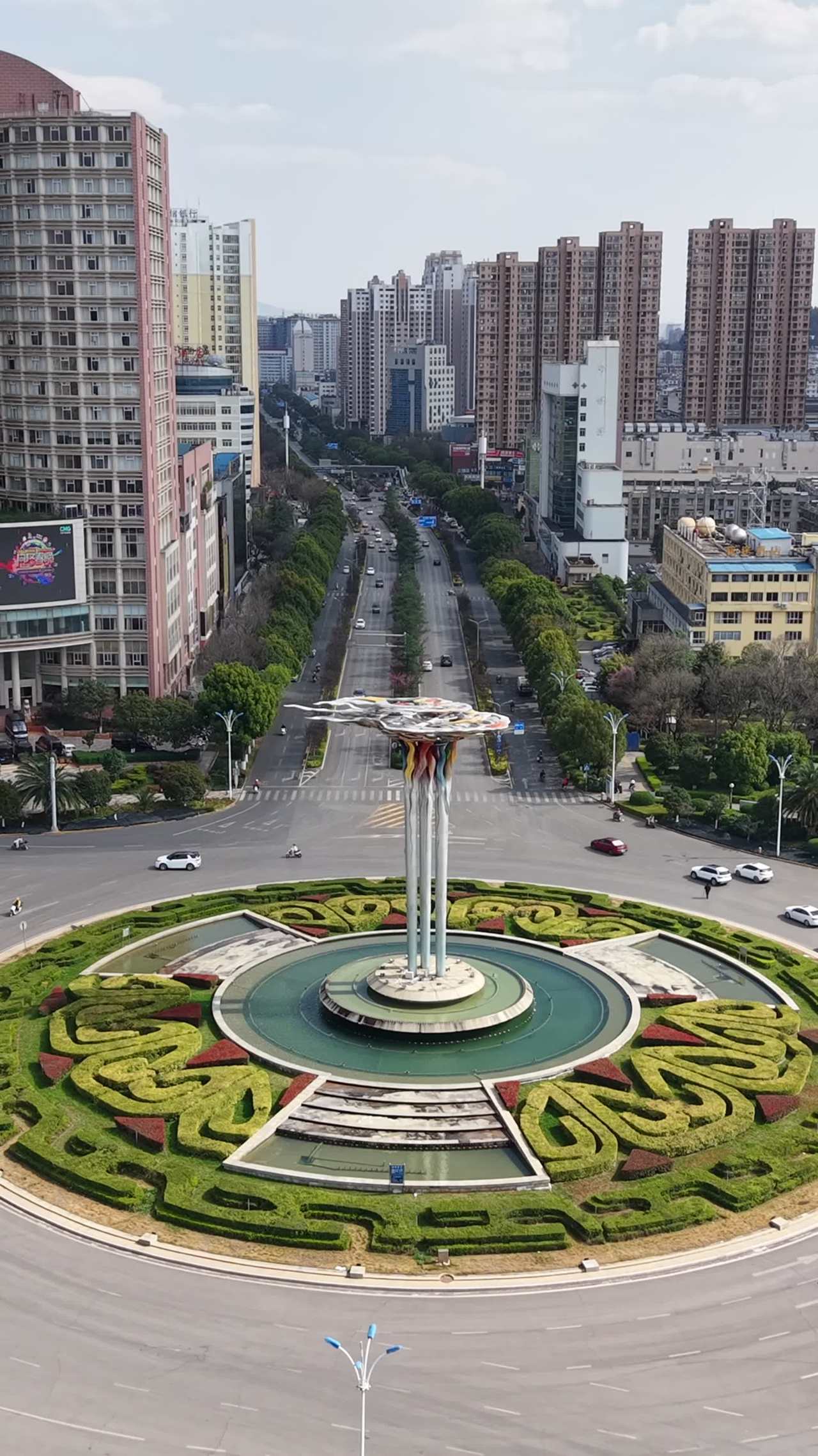 现代都市的繁忙与绿意