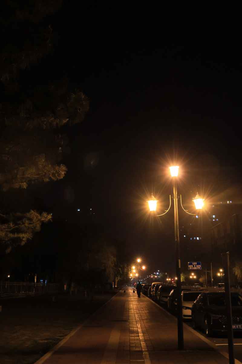 夜晚的路灯